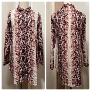 BCBG MAX AZRIA SZ SMALL PINK COMBO SNAKE PRINT LONG SLEEVE BUTTON FRONT BLOUSE.